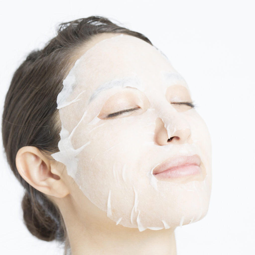 パックをしている女性