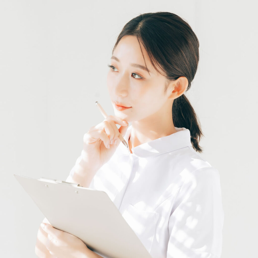 ピコレーザーの費用について説明している看護師