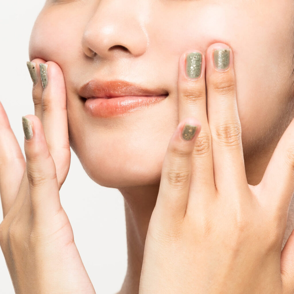 たるみを上げている女性の口元