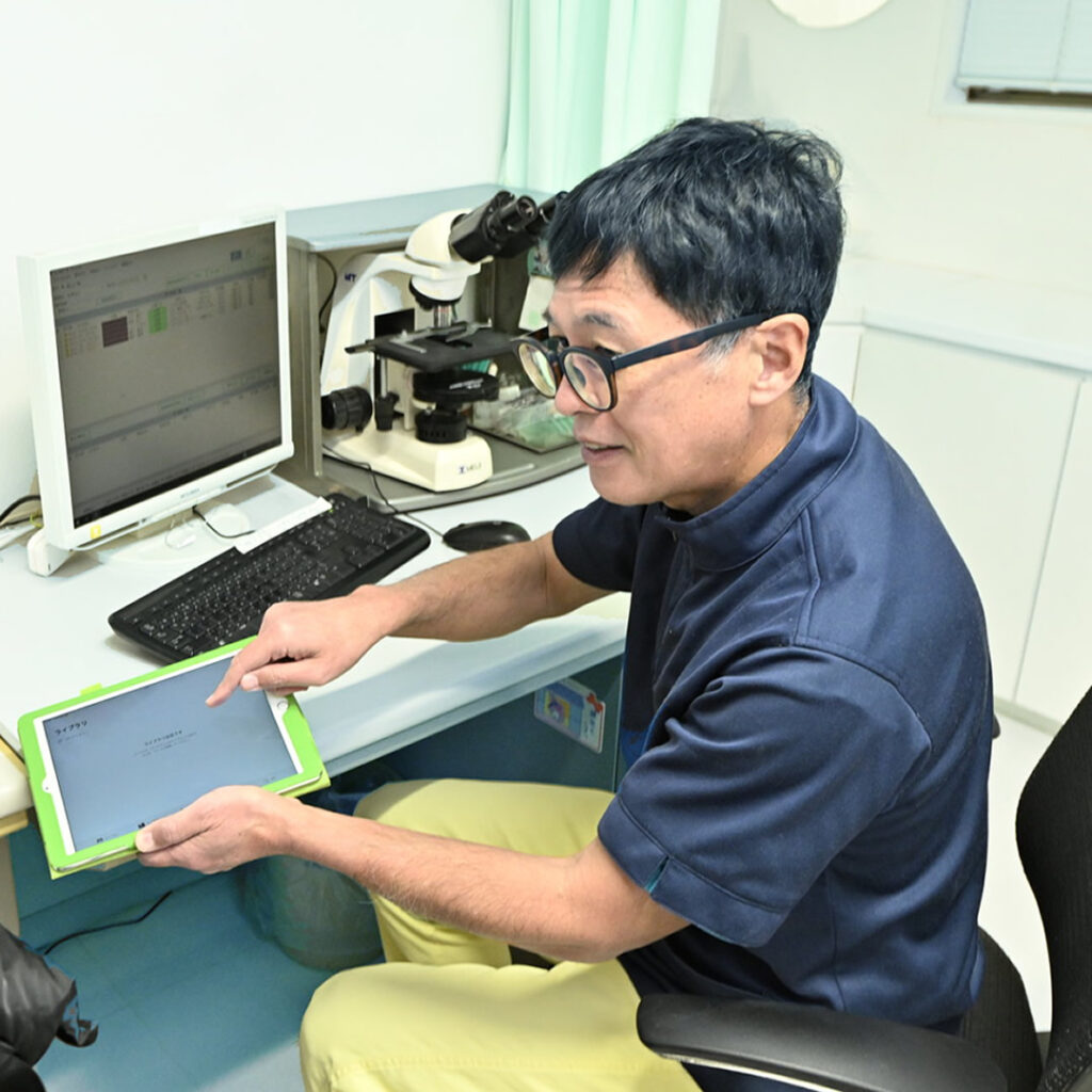 デュタステリド内服の服用方法と注意点を説明している医師