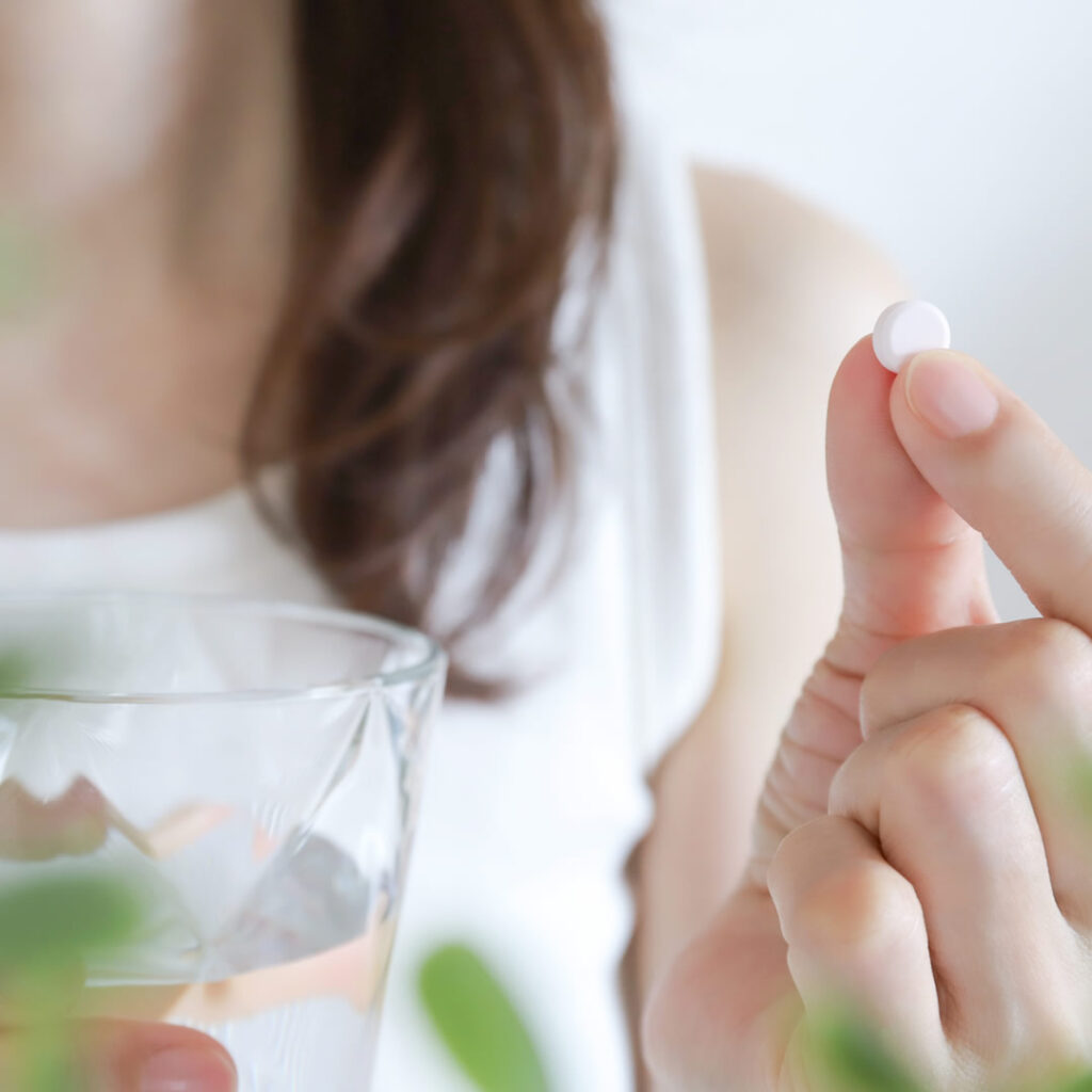 ニキビの薬を飲んでいる女性