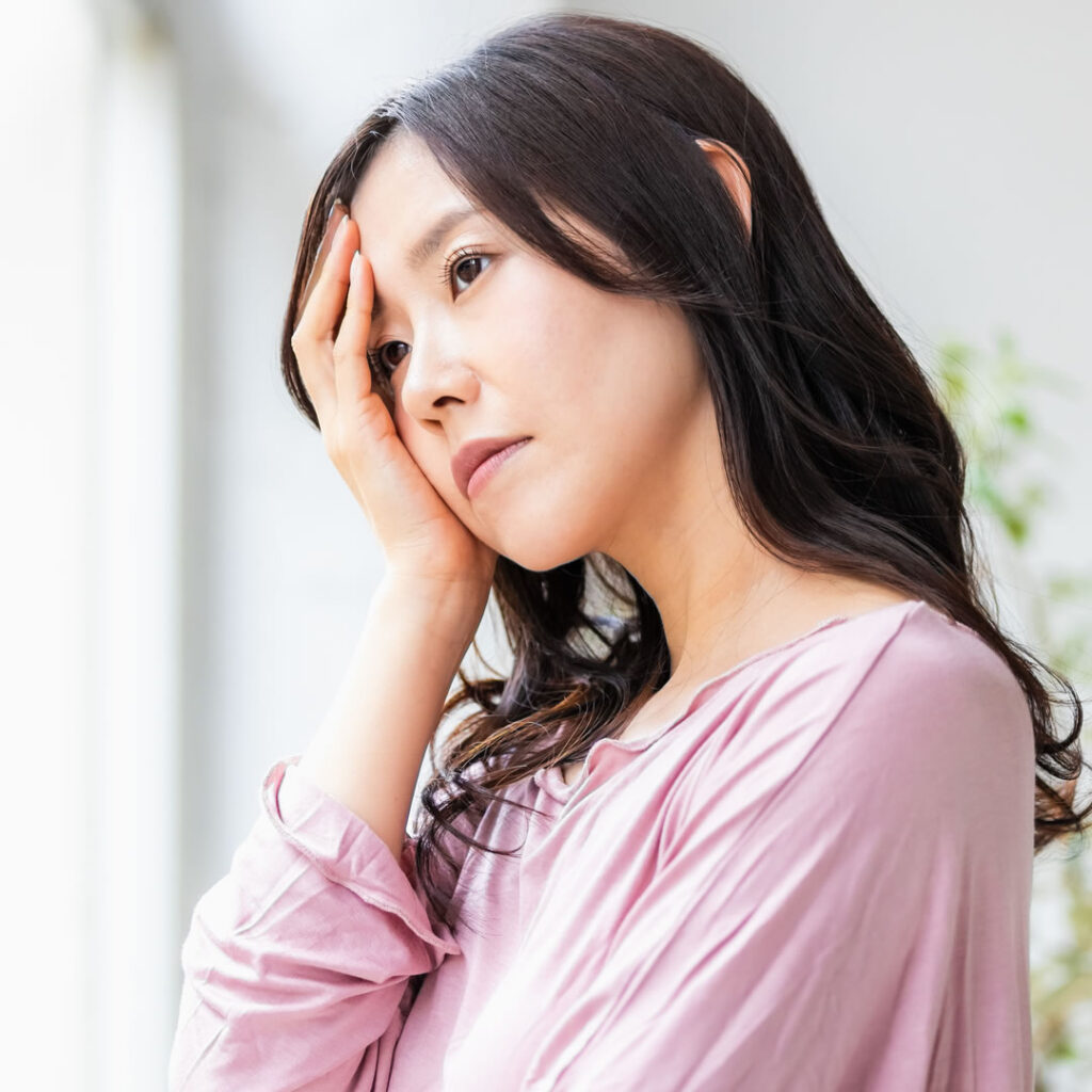体の疲れが気になる女性