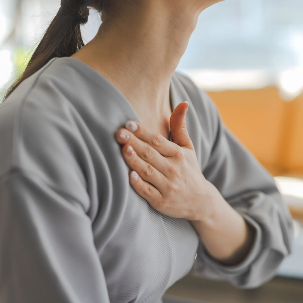 心臓に違和感のある女性