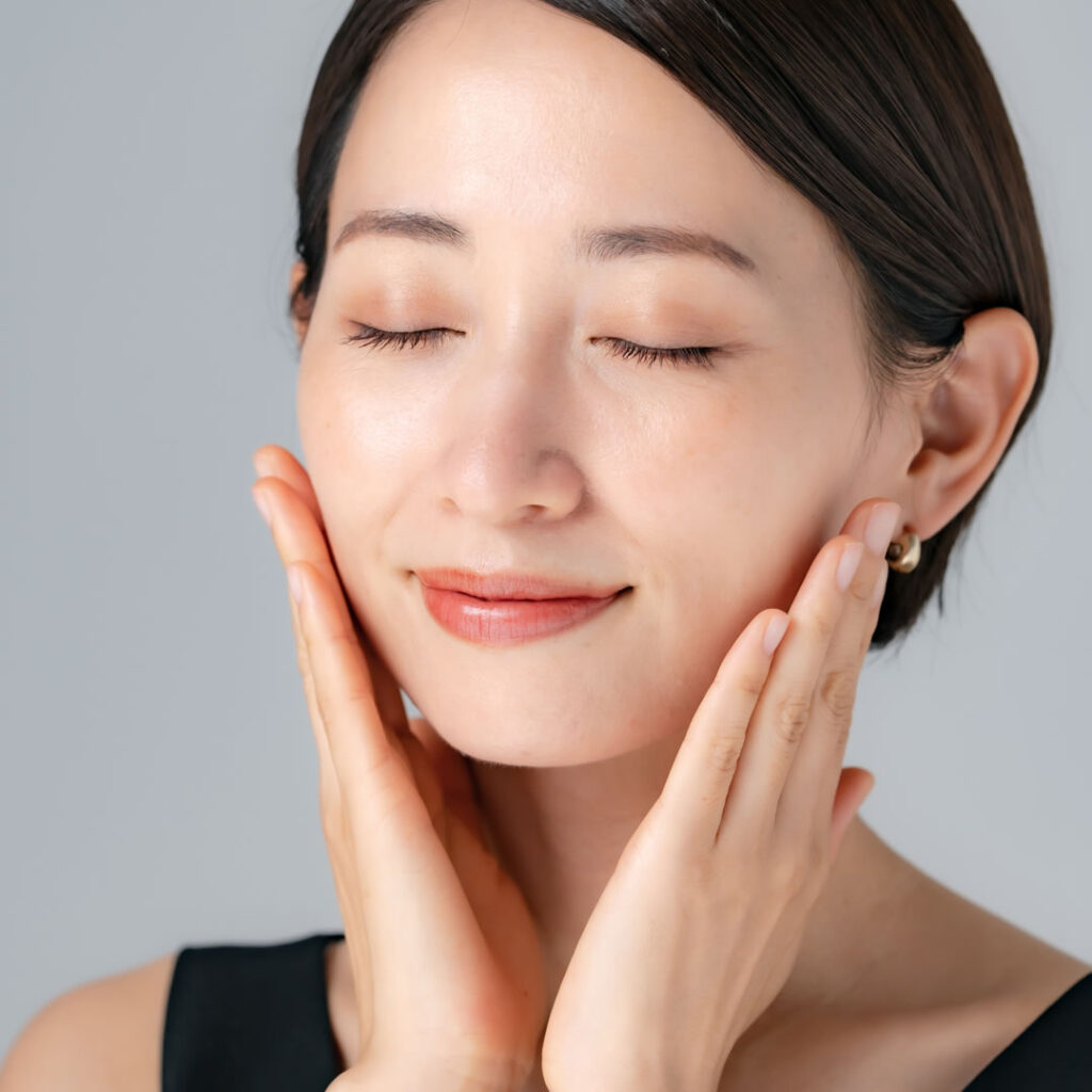 糸リフトを受けた女性