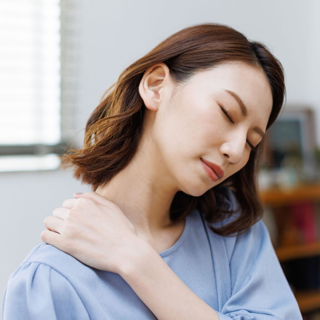 肩こりに悩む女性のイメージ
