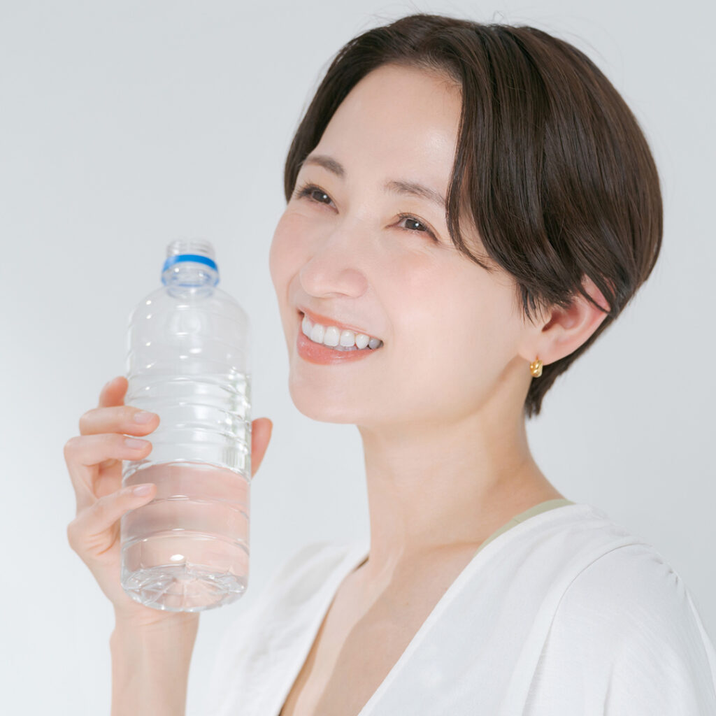 水分補給をしている女性