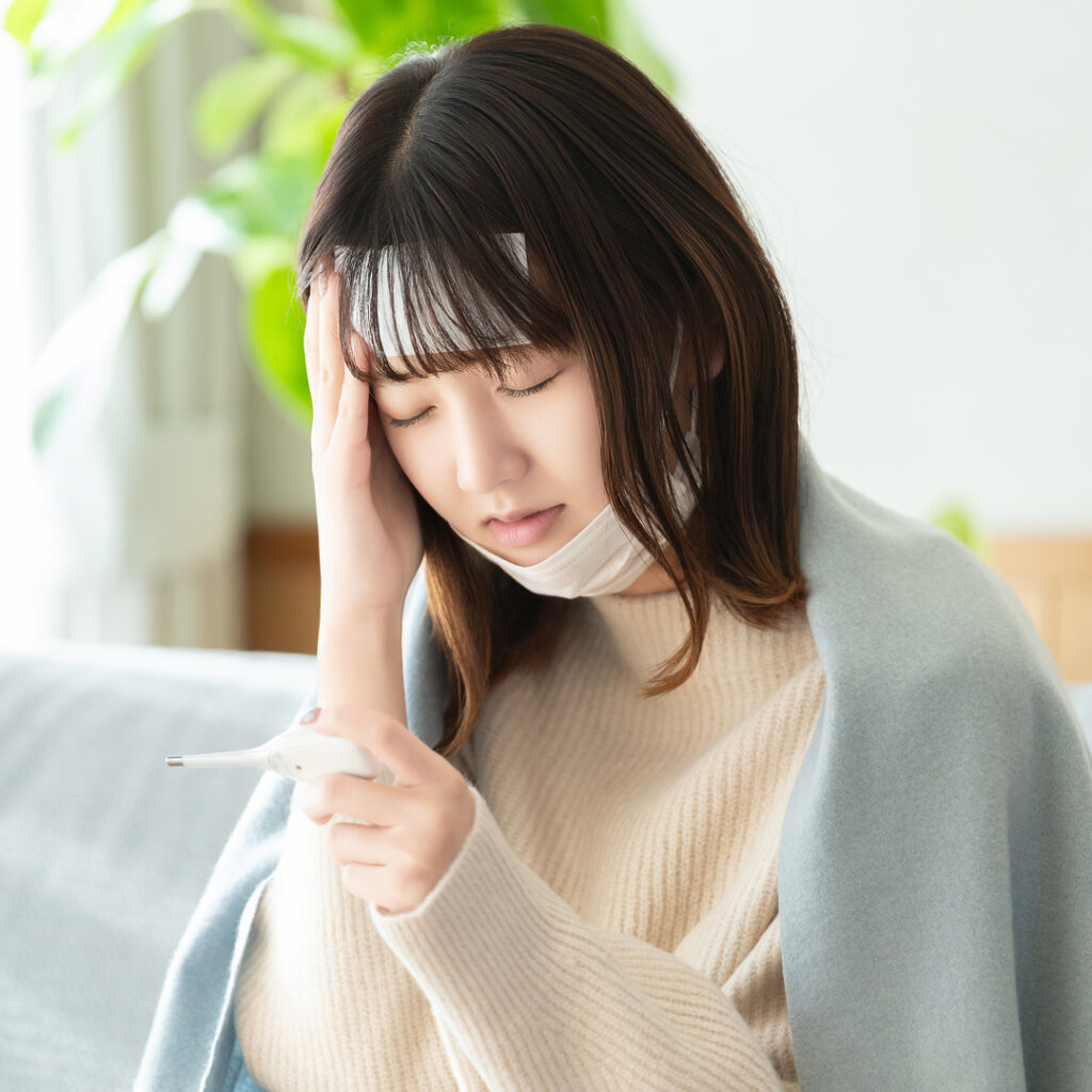 発熱で休んでいる女性