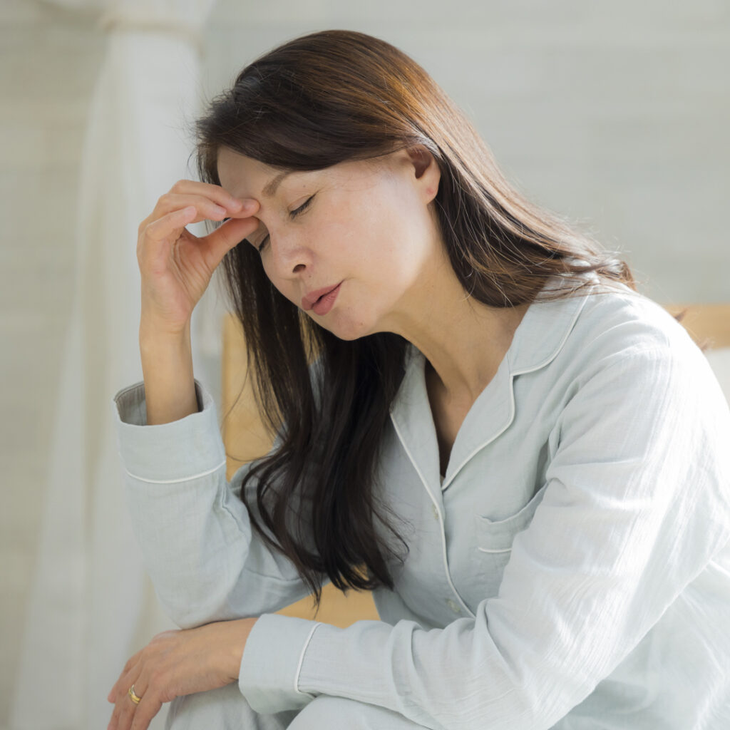頭痛に悩む女性