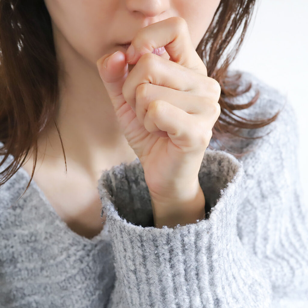 風邪に悩む女性